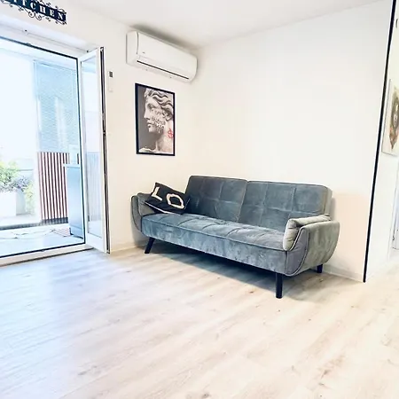 Tiny House Next To Metro A 罗马