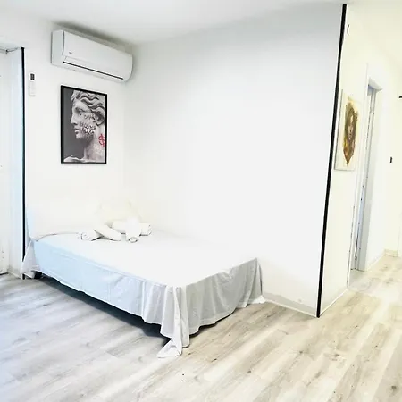 Tiny House Next To Metro A 罗马